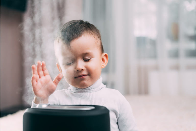 Kid along with humidifier 